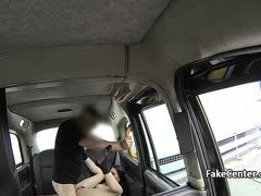 Teen Touristin treibt es mit dem Taxifahrer