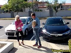 Mit einem Unbekannten bumst die blonde Milf
