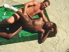 Beim Sonnebaden fickt Weißer die Ebony anal